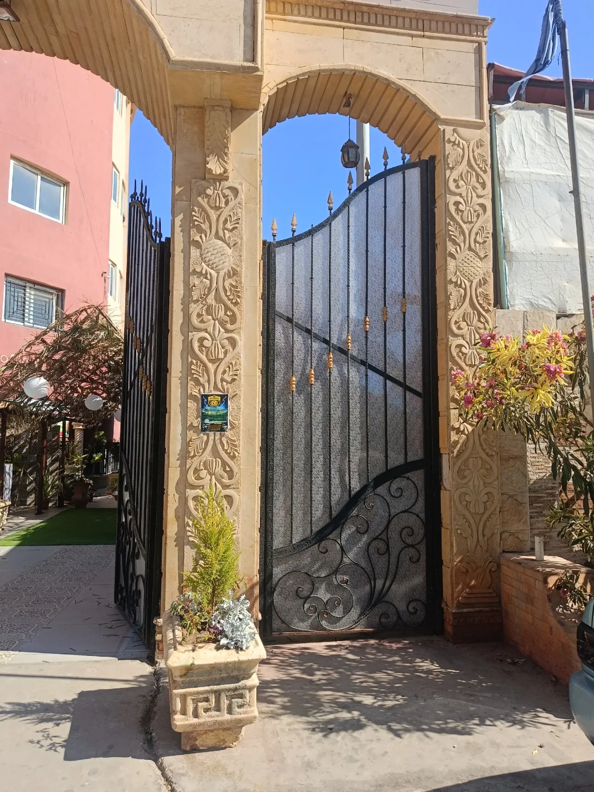 زجاج سيكوريت في عزبة البرج