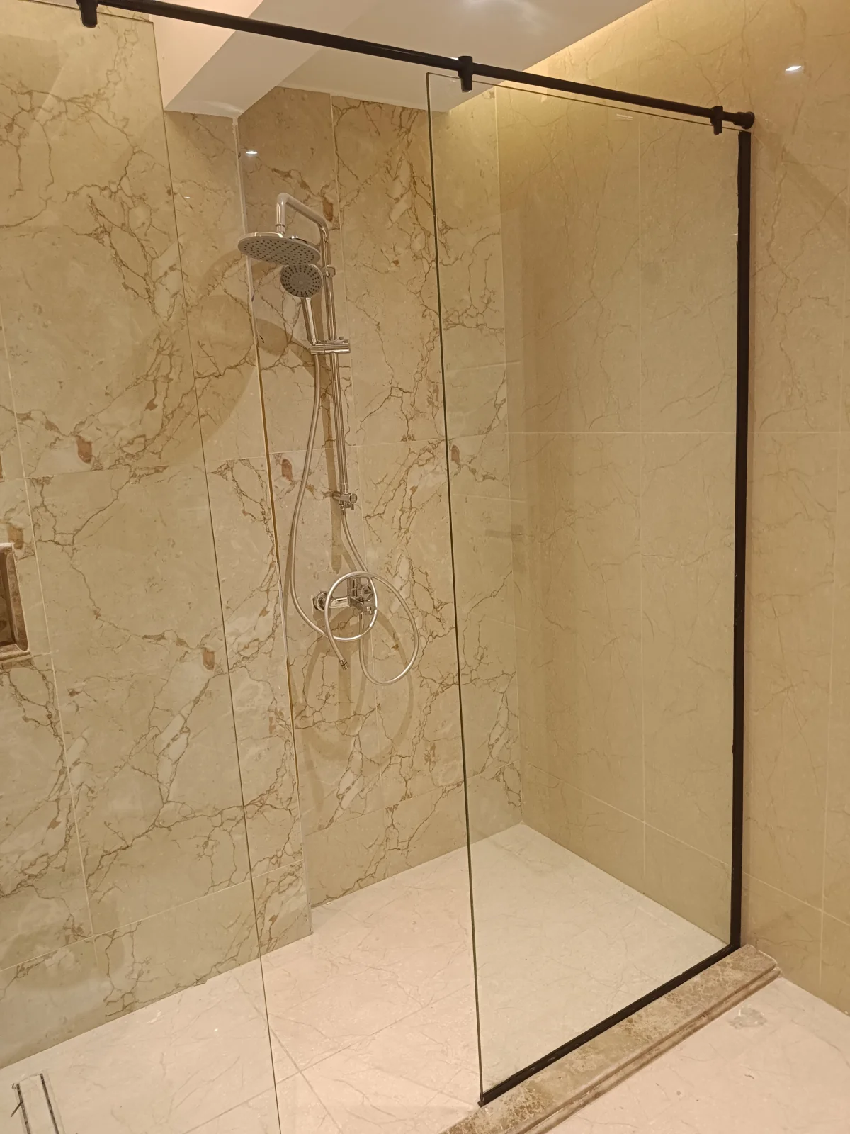 زجاج سيكوريت في الشرفة