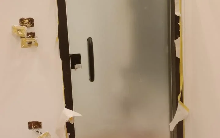 أعمال أبواب زجاج سيكوريت