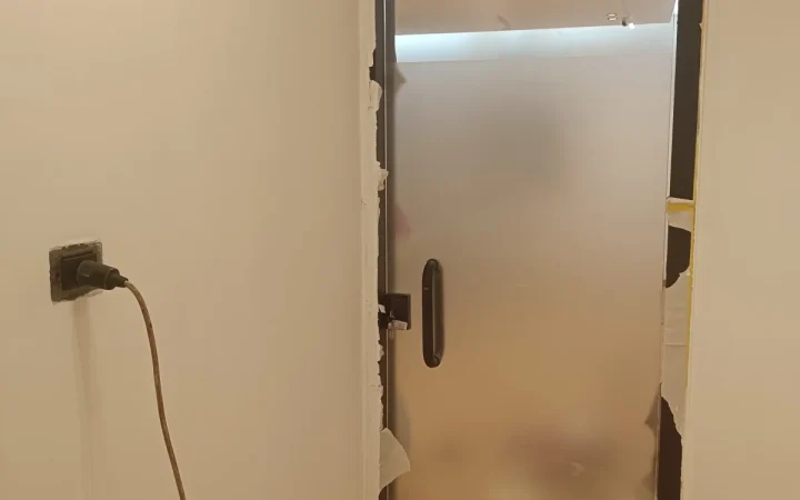 أعمال أبواب زجاج سيكوريت