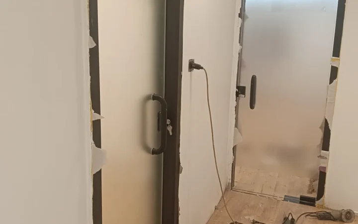 أعمال أبواب زجاج سيكوريت