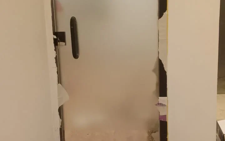 أعمال أبواب زجاج سيكوريت
