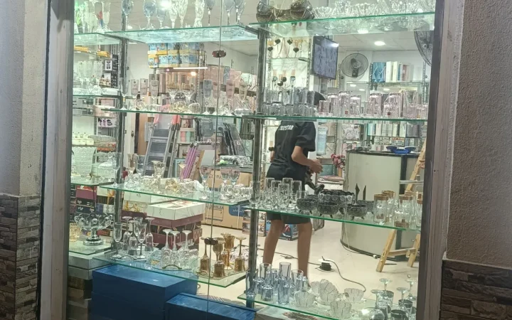 أعمال أبواب زجاج سيكوريت