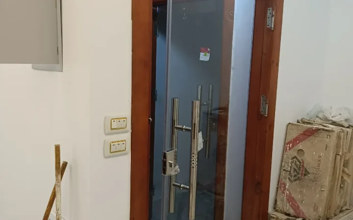 أعمال أبواب زجاج سيكوريت