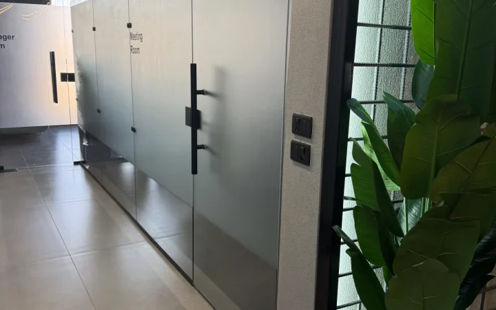 أعمال أبواب زجاج سيكوريت