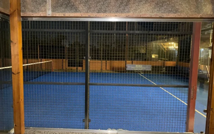 أعمال زجاج ملاعب بادل — ميرور للزجاج السيكوريت
