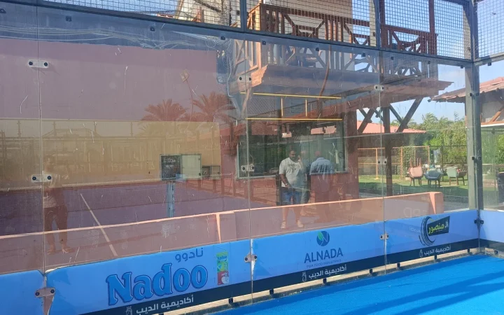 أعمال زجاج ملاعب بادل